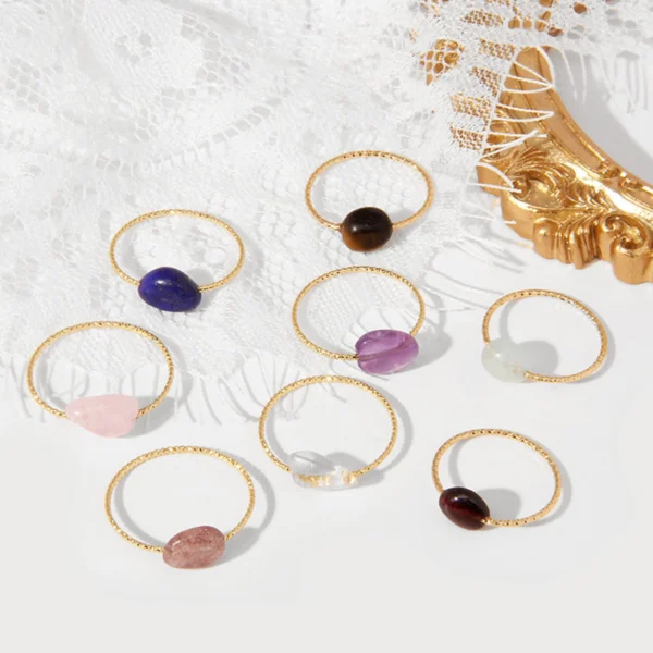 00074 fijne structuur ring met eenvoudige natuurlijke steen gouden kleur bergkristal edelstenen juwelen boho spiritueel hippie tribal symbolen etnisch EU 56 57 58 59 6