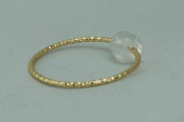 74 fijne structuur ring met eenvoudige natuurlijke steen gouden kleur bergkristal edelstenen juwelen boho hippie tribal symbolen etnisch EU 55 56 2 e1664916500388