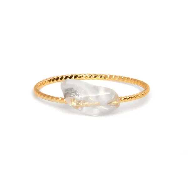 00074 fijne structuur ring met eenvoudige natuurlijke steen gouden kleur bergkristal edelstenen juwelen boho spiritueel hippie tribal symbolen etnisch EU 56 57 58 59 61