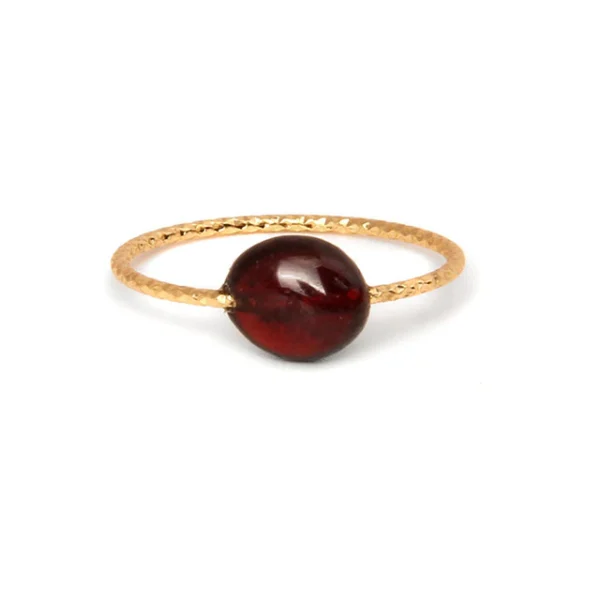 00080 fijne structuur ring met eenvoudige natuurlijke steen gouden kleur robijn edelstenen juwelen boho spiritueel hippie tribal symbolen etnisch EU 56 57 58 60