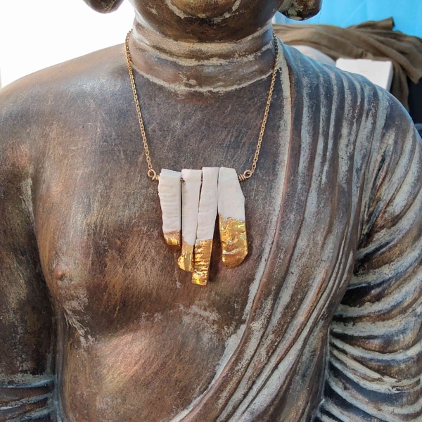 hanger met 4 witte keramiek staafjes met 24 karaat goud bezet, zilveren 24 karaat verguld ketting van onze parijse ontwerpster