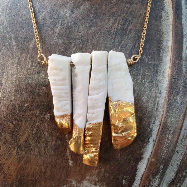 hanger met 4 witte keramiek staafjes met 24 karaat goud bezet, zilveren 24 karaat verguld ketting van onze parijse ontwerpster