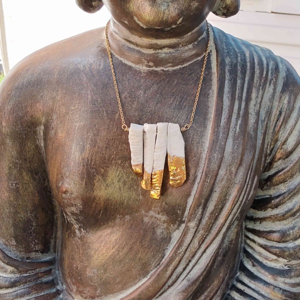 hanger met 4 witte keramiek staafjes met 24 karaat goud bezet, zilveren 24 karaat verguld ketting van onze parijse ontwerpster