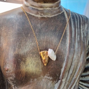 Hanger met 2 witte keramiek stukjes bezet met 24 karaat goud, zilveren 24 karaat verguld ketting van een Parijse ontwerpster (3)