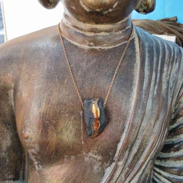 hanger met donker grijze keramiek met 24 karaat goud bezet, zilveren 24 karaat verguld ketting van onze parijse ontwerpster