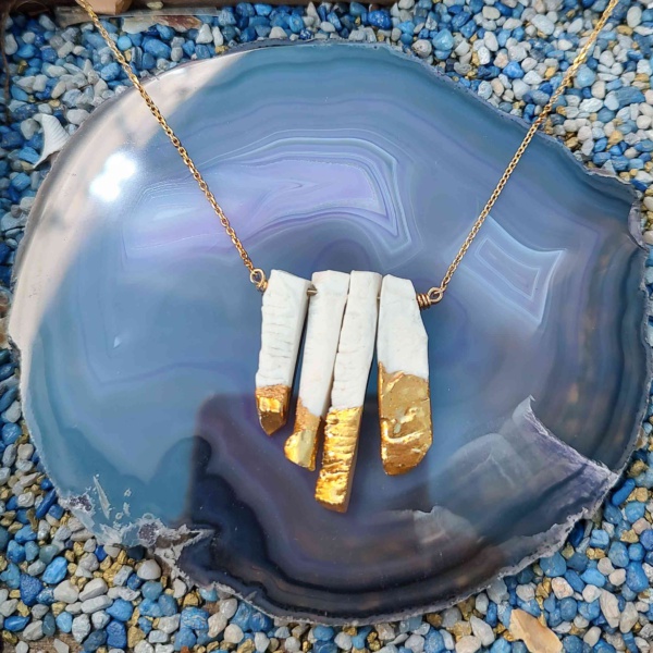 hanger met 4 witte keramiek staafjes met 24 karaat goud bezet, zilveren 24 karaat verguld ketting van onze parijse ontwerpster