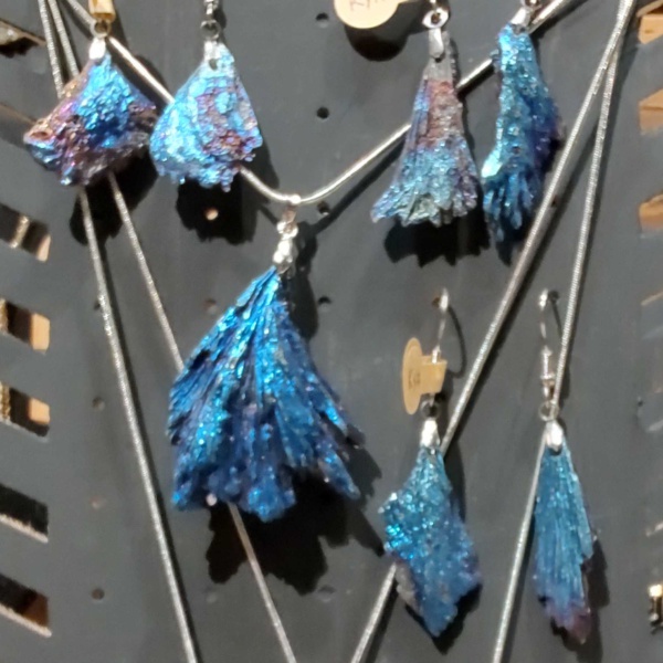 Zilverkleurige lange oorbellen met ruwe blauwe kyaniet met titanium oxide afwerking (1)