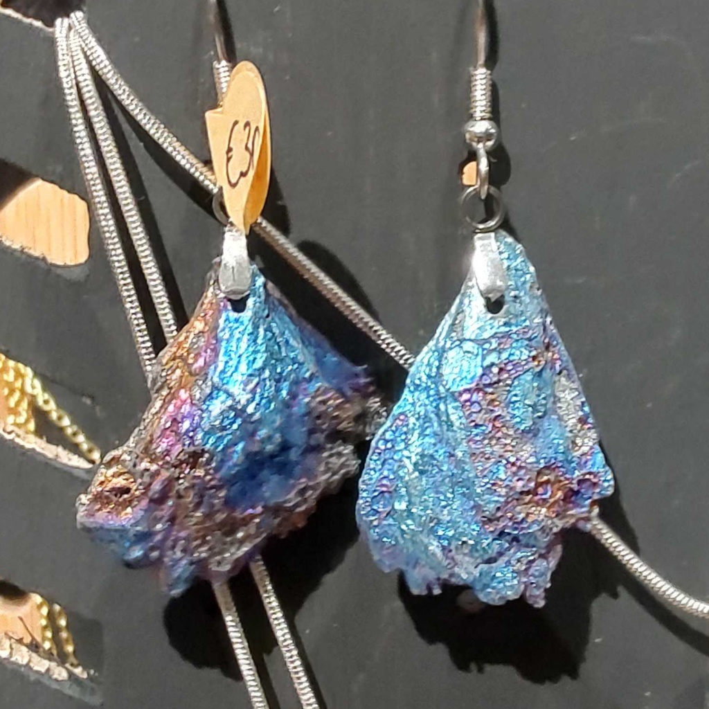 Zilverkleurige lange oorbellen met ruwe blauwe kyaniet met titanium oxide afwerking (2)