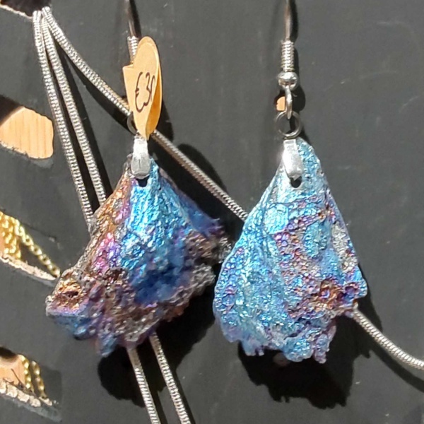 Zilverkleurige lange oorbellen met ruwe blauwe kyaniet met titanium oxide afwerking (2)