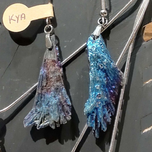 Zilverkleurige lange oorbellen met ruwe blauwe kyaniet met titanium oxide afwerking (3)