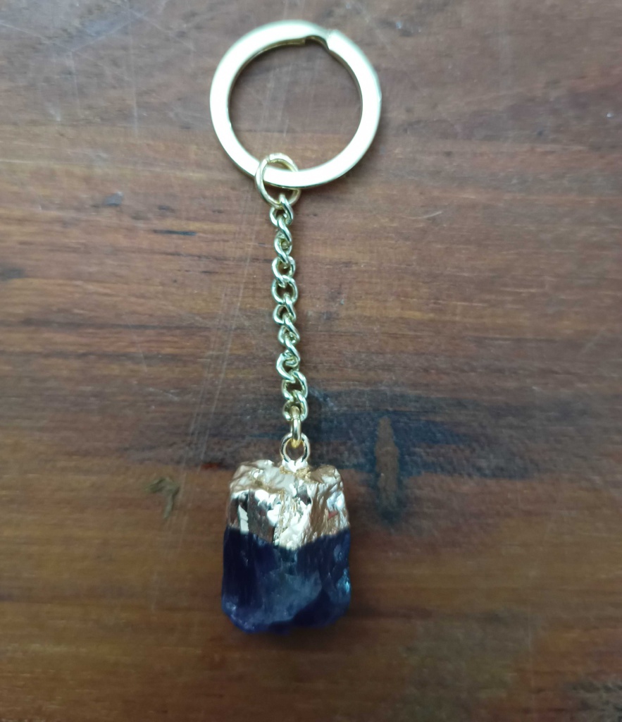 sleutelhanger in bulk groothandel ruwe amethist goudkleurig gouden driehoek