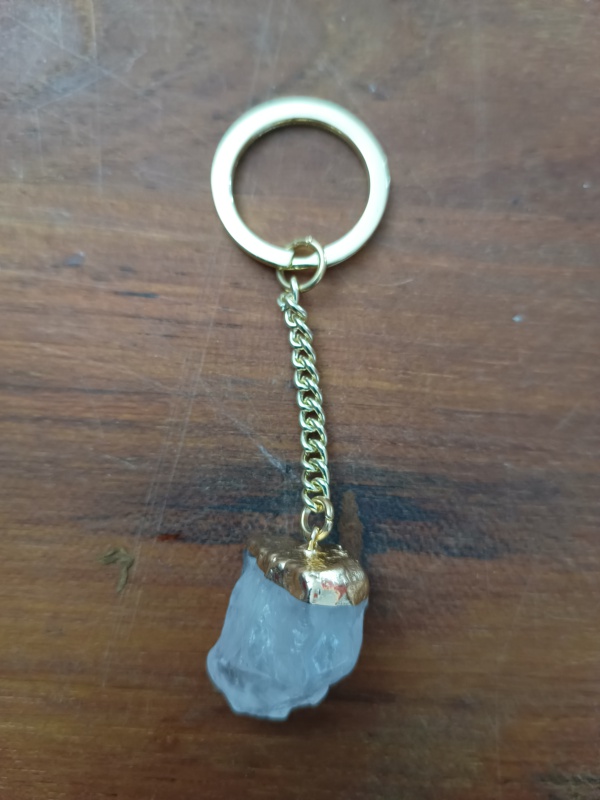 sleutelhanger ruwe bergkristal goudkleurig gouden driehoek