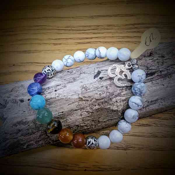 chakra howliet armband met parels van 8mm op rekker