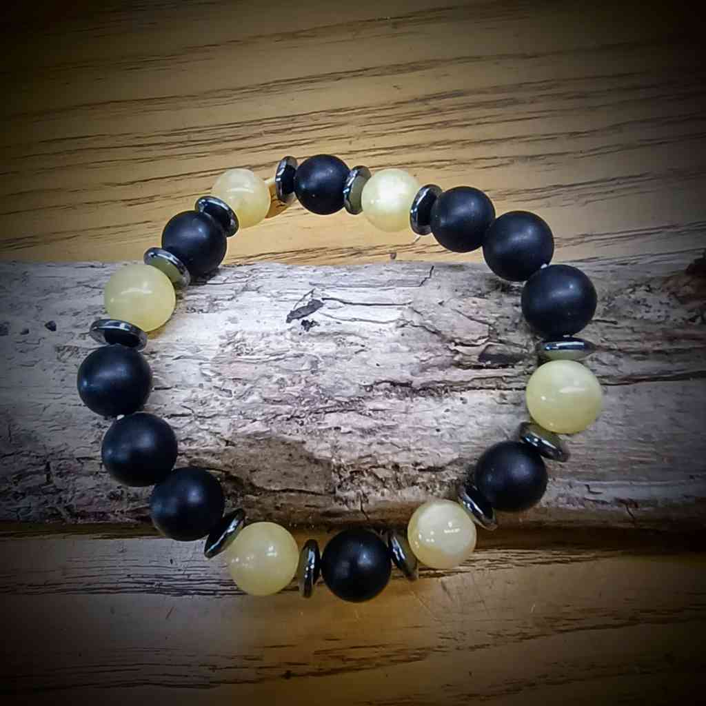 Jaspis: Een Aardende Edelsteen met Ontelbare Gezichten 4 jaspis onyx hematiet armband met parels van 10mm op rekker (2)
