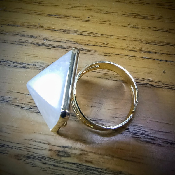 pyramide bergkristal rvs ring verstelbaar goudkleurig 20mm 25 euro (1)