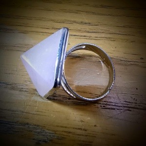 pyramide rozenkwarts rvs ring verstelbaar goudkleurig 20mm (2)
