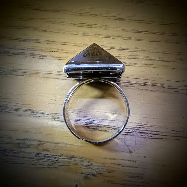 pyramide tijgeroog rvs ring verstelbaar goudkleurig 20mm (1)