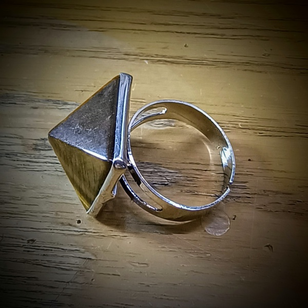 pyramide tijgeroog rvs ring verstelbaar goudkleurig 20mm (2)