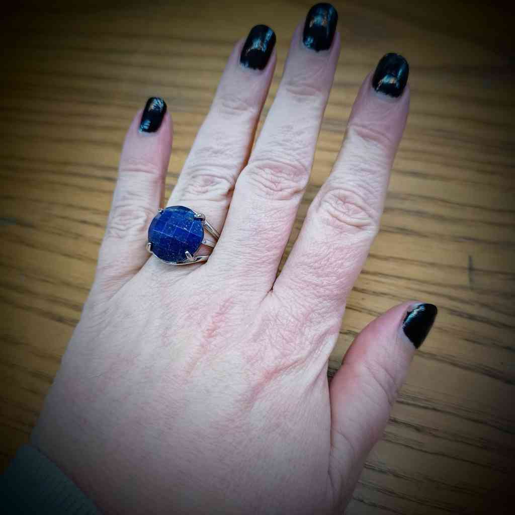 Lapis Lazuli: De Edelsteen van Wijsheid, Intuïtie en Communicatie 6 ronde geslepen lapis lazuli edelsteen steen rvs ring verstelbaar 15mm (3)