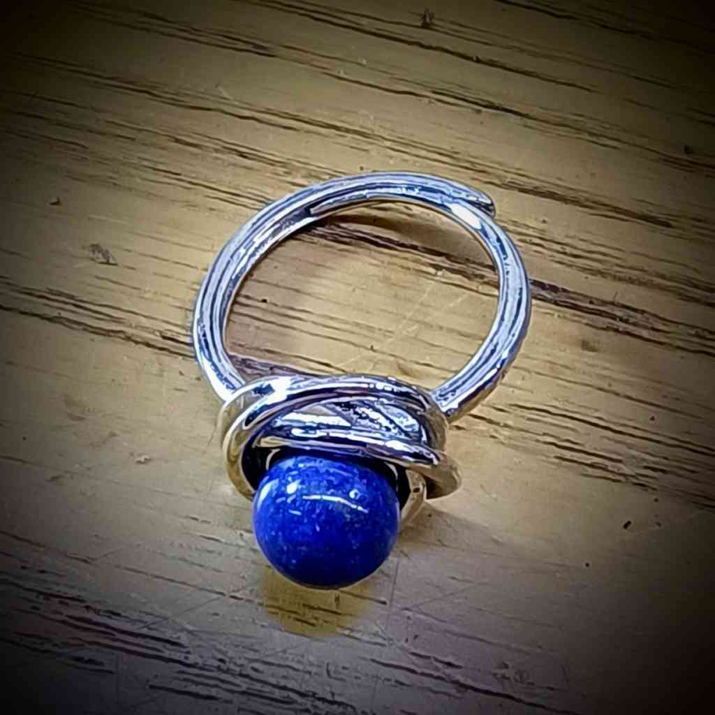 Lapis Lazuli: De Edelsteen van Wijsheid, Intuïtie en Communicatie 8 ronde lapis lazuli parel edelsteen ring verstelbaar rvs zilverkleurig (5)