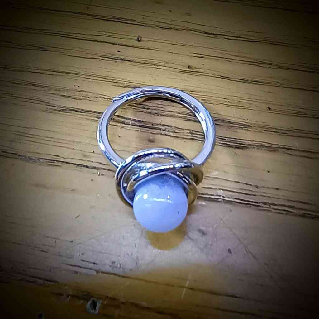 Maansteen: De Mystieke Gloed van Intuïtie en Vrouwelijke Energie 3 ronde maansteen parel edelsteen ring verstelbaar rvs zilverkleurig (2)