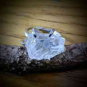 ruwe bergkristal edelsteen ring verstelbaar 2 cm rvs gezet (1)