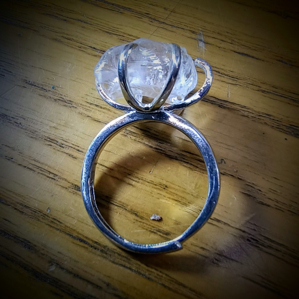 ruwe bergkristal edelsteen ring verstelbaar 2 cm rvs gezet (2)
