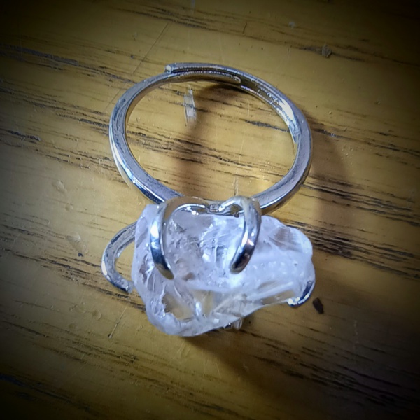 ruwe bergkristal edelsteen ring verstelbaar 2 cm rvs gezet (3)