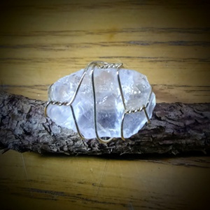 verstelbare ring met ruwe bergkristal ingepakt met goudkleurige rvs draad (1)