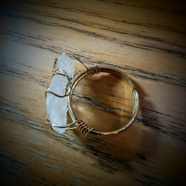 verstelbare ring met ruwe bergkristal ingepakt met goudkleurige rvs draad (2)