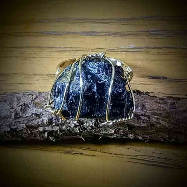 verstelbare ring met ruwe gouden obsidiaan ingepakt met goudkleurige rvs draad (1)
