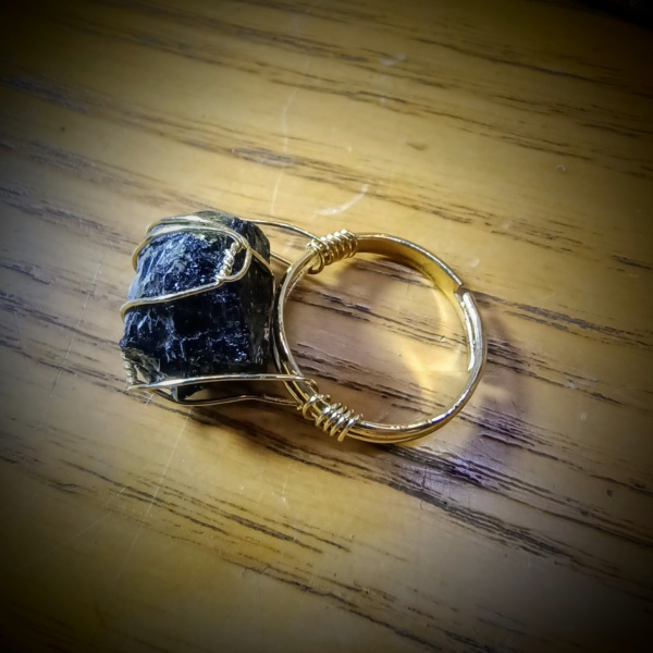 verstelbare ring met ruwe gouden obsidiaan ingepakt met goudkleurige rvs draad (2)