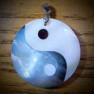 yin yang hanger in abalone schelp 34mm