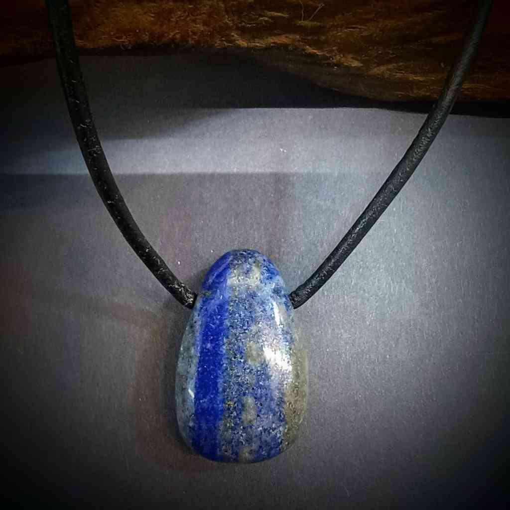 Lapis Lazuli: De Edelsteen van Wijsheid, Intuïtie en Communicatie 3 lapis lazuli edelsteen dwars geboord op lederen verstelbare schuifknoop touw 3x2cm