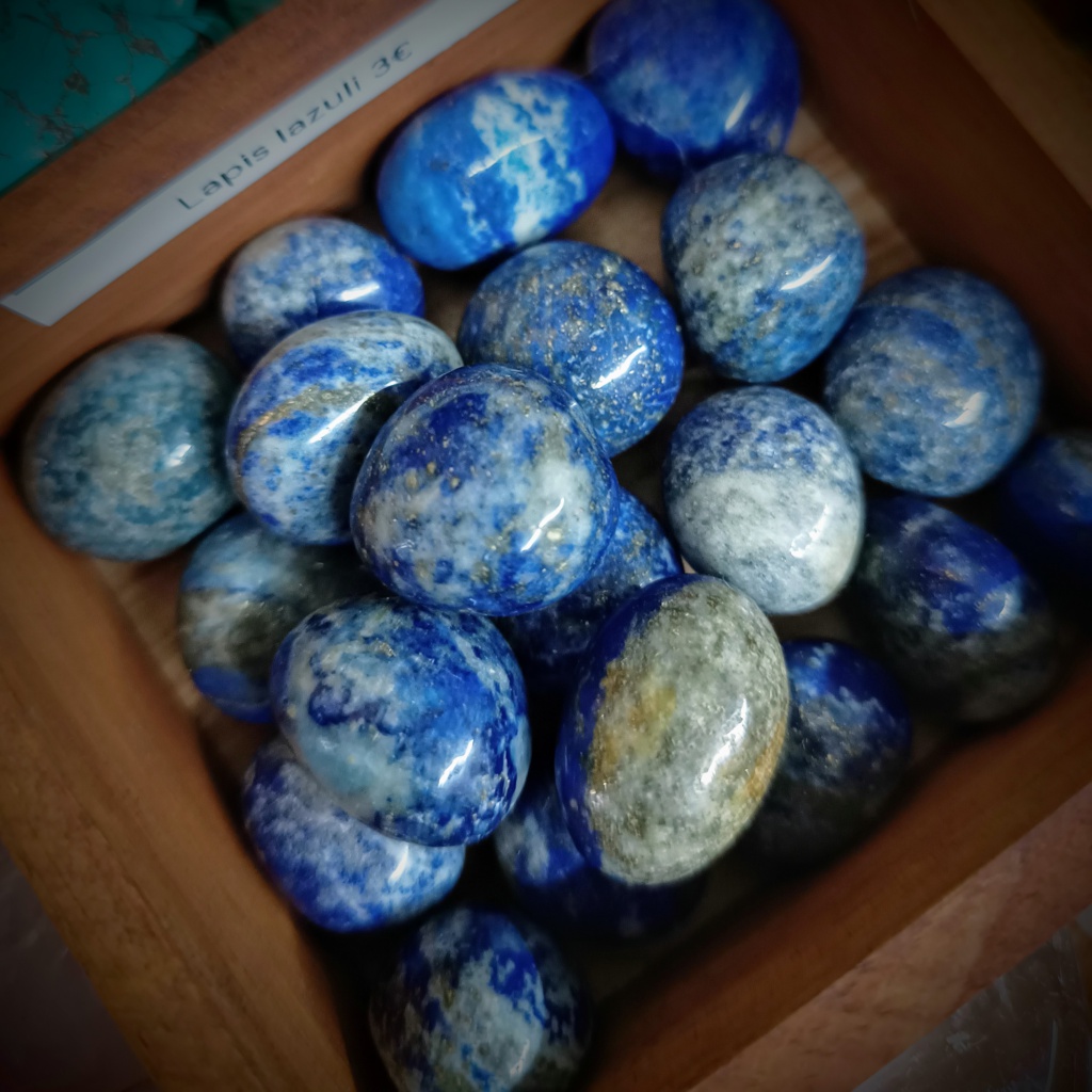 Lapis Lazuli: De Edelsteen van Wijsheid, Intuïtie en Communicatie 1 lapis lazuli rond knuffelsteen