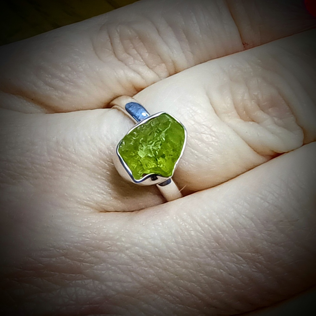 Peridot: De Stralende Edelsteen van Licht, Overvloed en Vernieuwing 3 peridot verstelbare ring 925 sterling zilver (4)