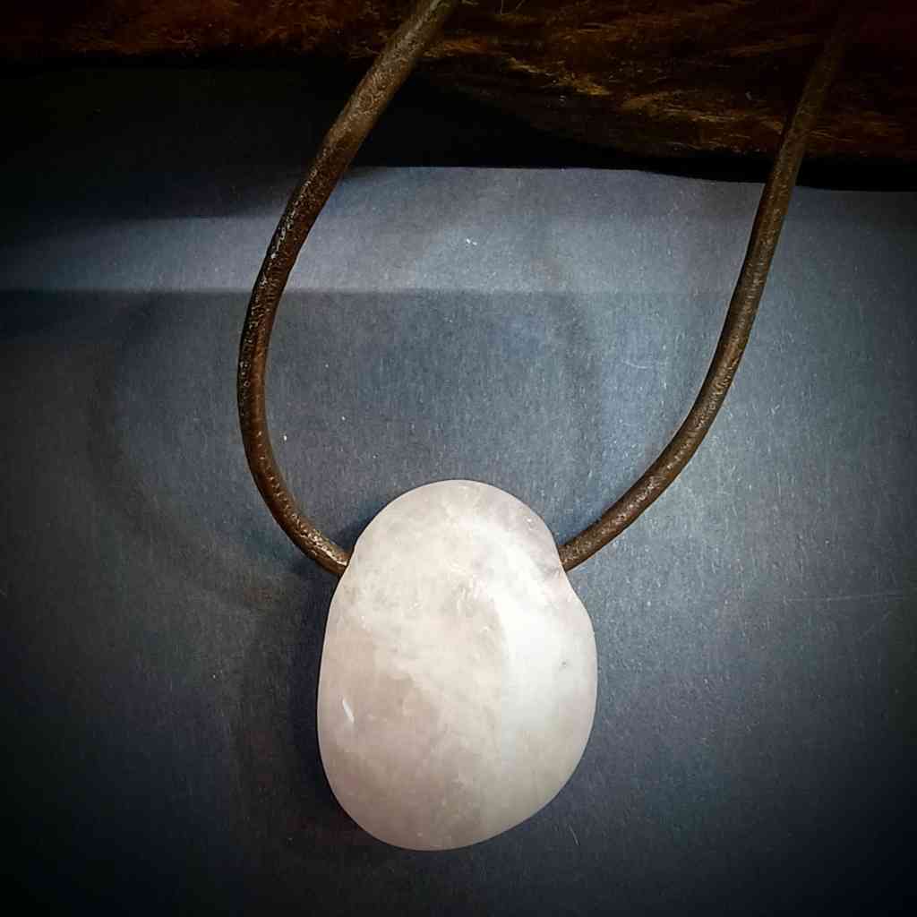 Rozenkwarts: De Steen van Liefde en Genezing 3 rozenkwarts edelsteen dwars geboord op lederen verstelbare schuifknoop touw 3x2cm