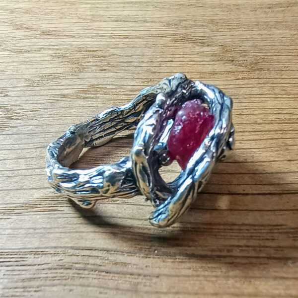 Zilveren Robijn Edelsteen Ring De Knoestige ranken van Vurige Passie (5)